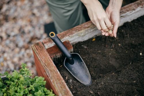 Fiskars Garden Tool Set, 3 Pieces, Cultivator, Planter and Transplanter, FiberComp Plastic 65% Recycled with Fibreglass, Black/Orange, Solid, 1076379 - Image 10