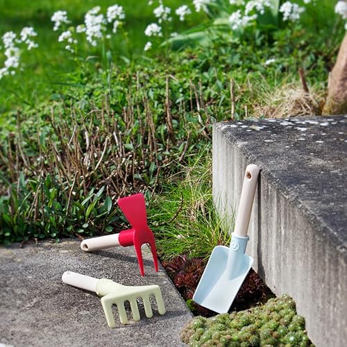 Theo Klein 7681 Herramientas de jardinería I Incluye pala, rastrillo y azada doble con mango corto de madera I Plástico reciclado I Apto para niños a partir de 3 años - Image 3